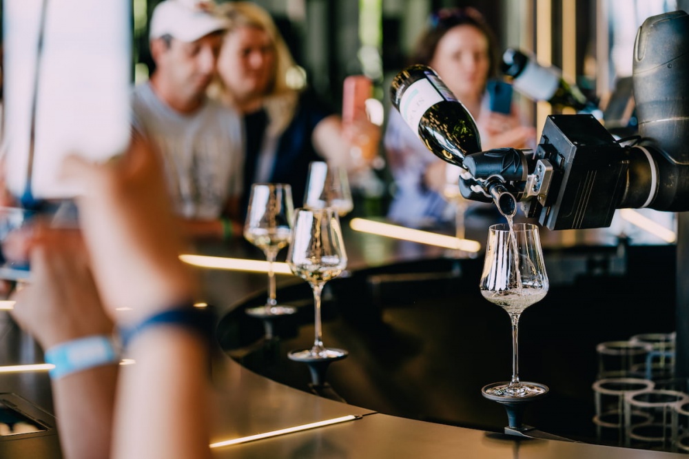 РОБОТ-СОМЕЛЬЕ