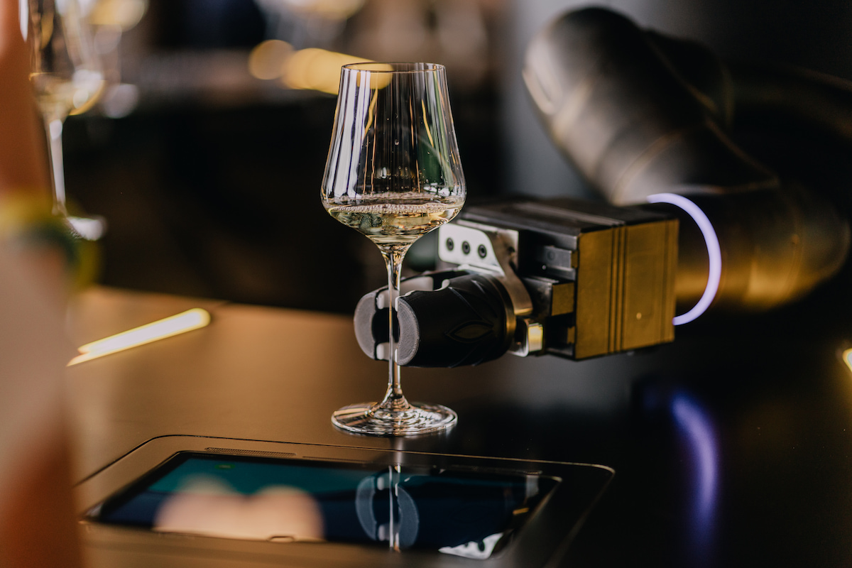 РОБОТ-СОМЕЛЬЕ