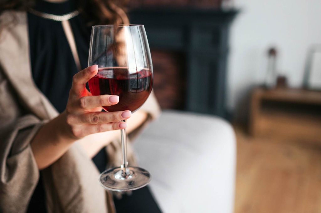cut-view-woman-s-hand-holding-glass-red-wine-model-wear-black-dress-brown-shawl-woman-living-room-alone (1).jpg cut-view-woman-s-hand-holding-glass-red-wine-model-wear-black-dress-brown-shawl-woman-living-room-alone (1).jpg